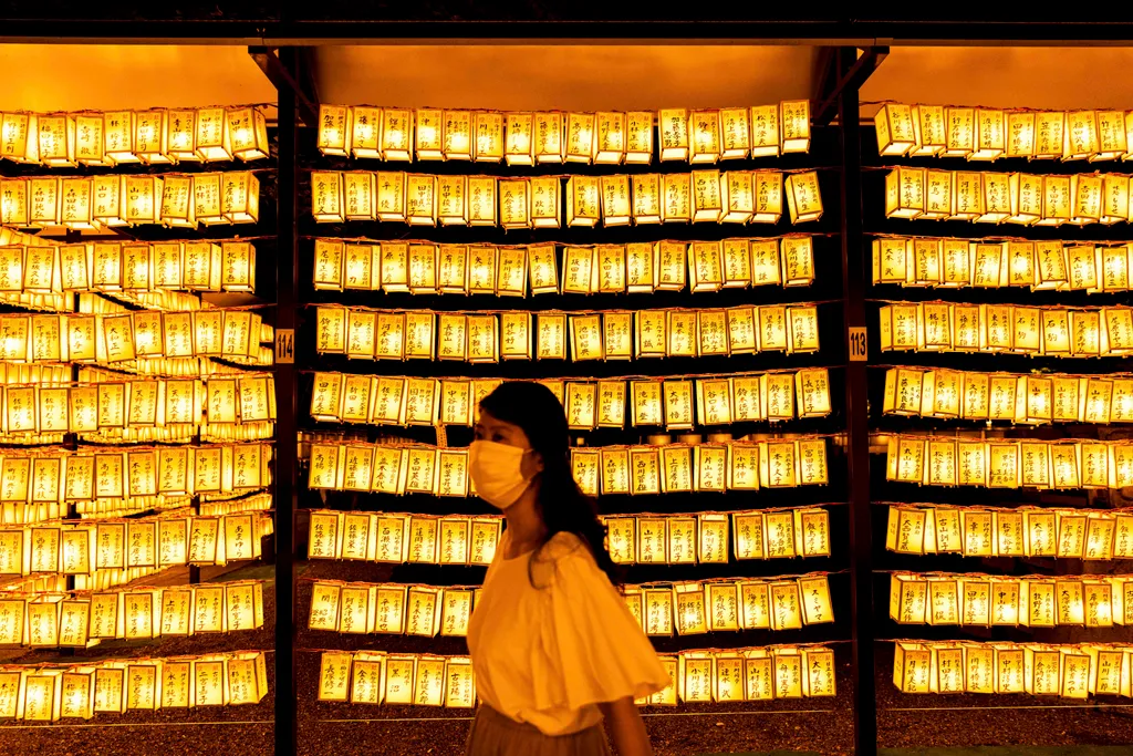 Japan Mitama (papírlámpás) fesztivál 
 festival, celebrated since 1947 honouring the souls of the enshrined spirits and the fallen soldiers of Japan's past wars, at the Yasukuni Shrine in Tokyo on July 14, 20 