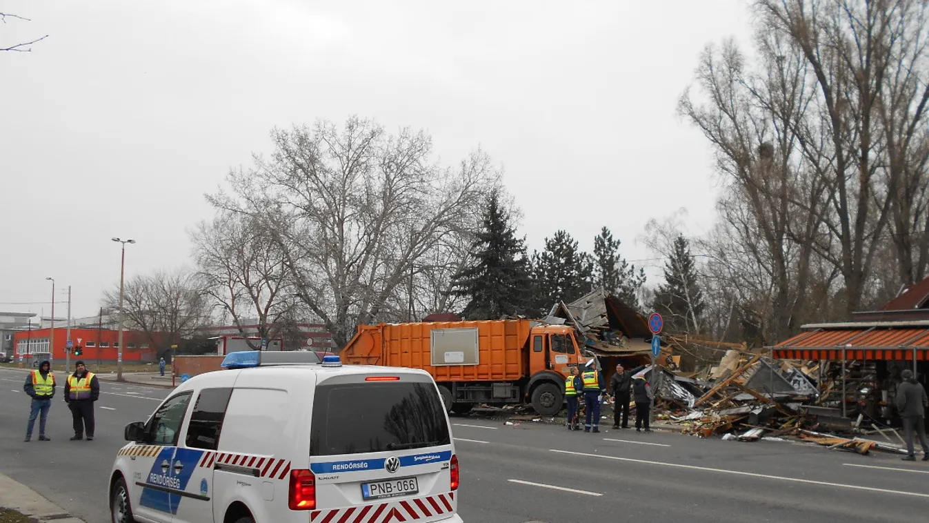 Egy kukásautó teljesen letarolt egy virágboltot, az út lezárva egy órája. 