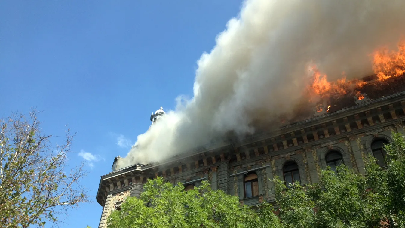 Ég egy Andrássy úti ház teteje
Nyolcvan tűzoltó próbálja oltani a lángokat. Több ezer négyzetméter ég. Tűz! 
