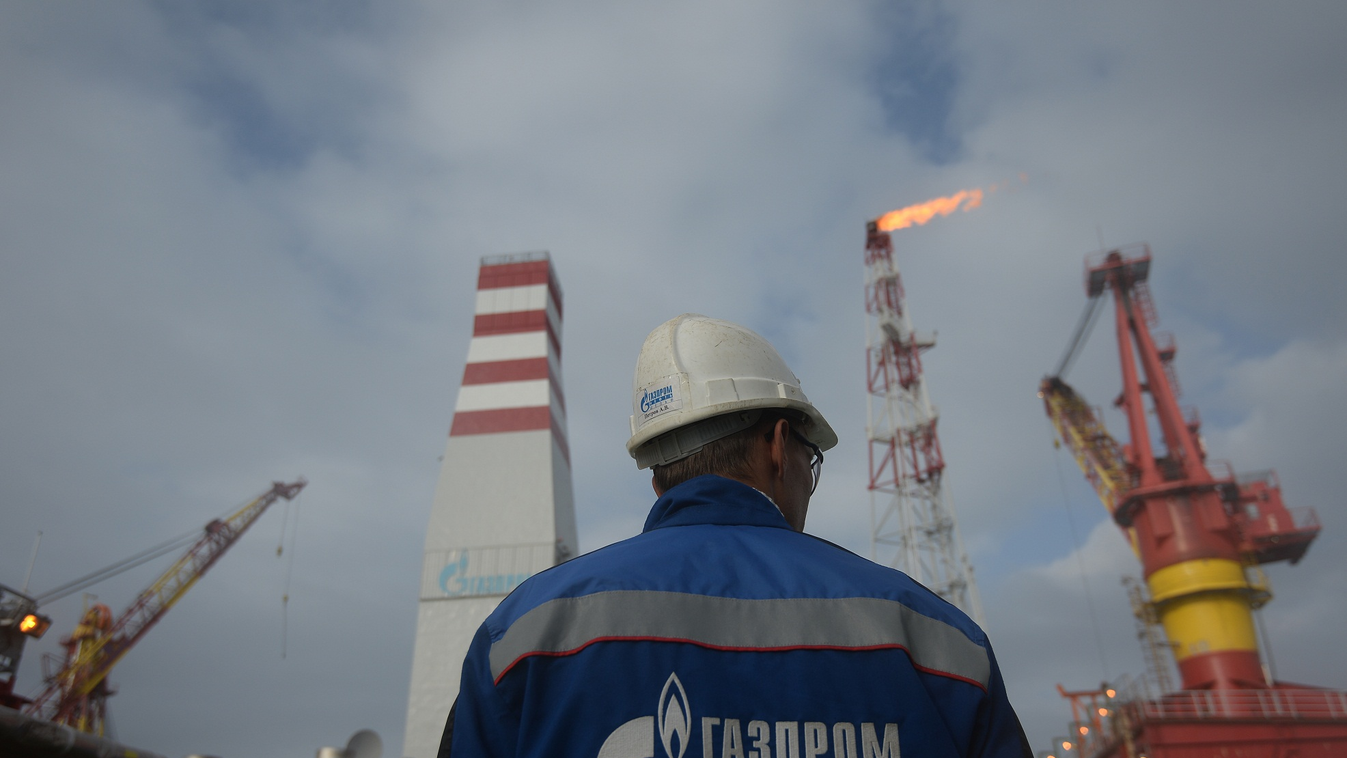 Oroszország olaj gáz  Prirazlomnaya oil platform sea helicopter oil platform development north shelf Gazprom SQUARE FORMAT 