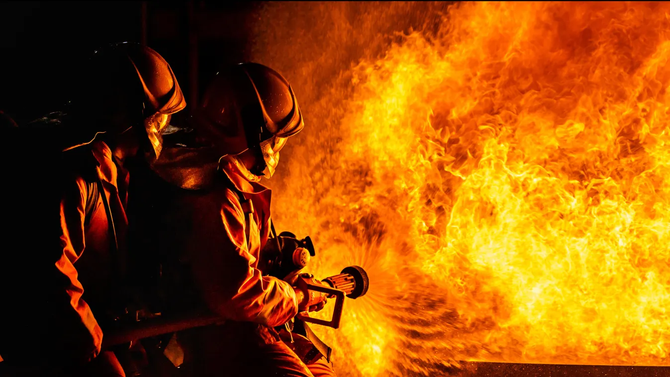 illusztráció, tűzoltóság, tűz Panoramic,Firefighters,Using,Twirl,Water,Fog,Type,Fire,Extinguisher,To insurance,spread out,bomb blast,emergency,danger,nighttime,firef 