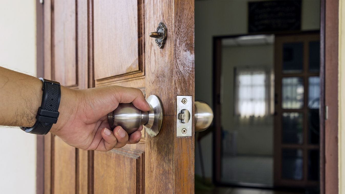 A lakásbérlés buktatói, avagy vigyázz a tulajdonossal és a szomszédokkal ajtó férfi kéz 