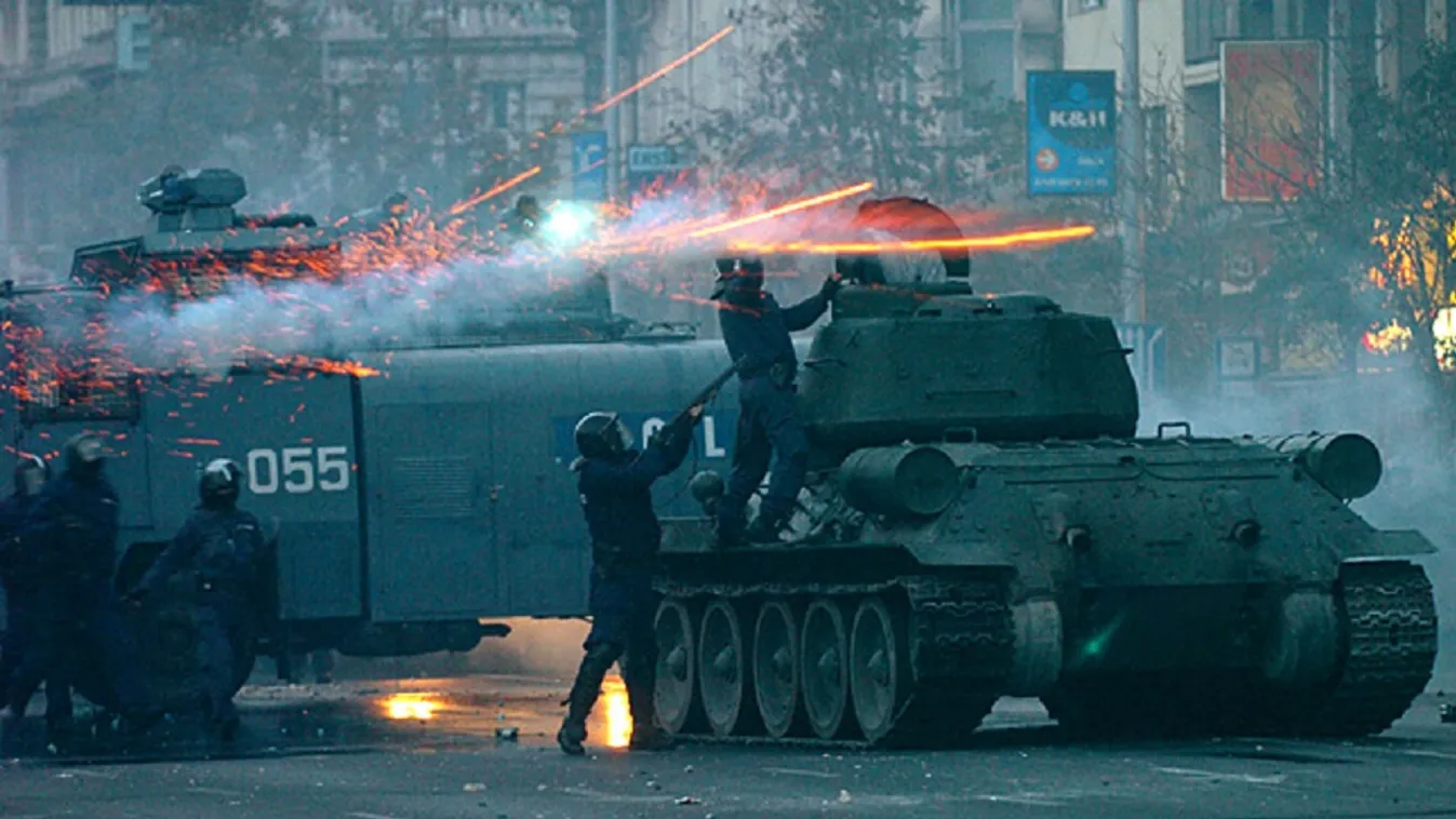 Tiltakozás kormányellenes tüntetés zavargás vízágyú könnygáz Tárgy hadi felszerelés harckocsi tank Budapest, 2006. október 23.
Rendőrök visszafoglalják azt a harckocsit, amelyet az '56-os eseményekre emlékezve állítottak ki a Károly körúton, és amelyet a 