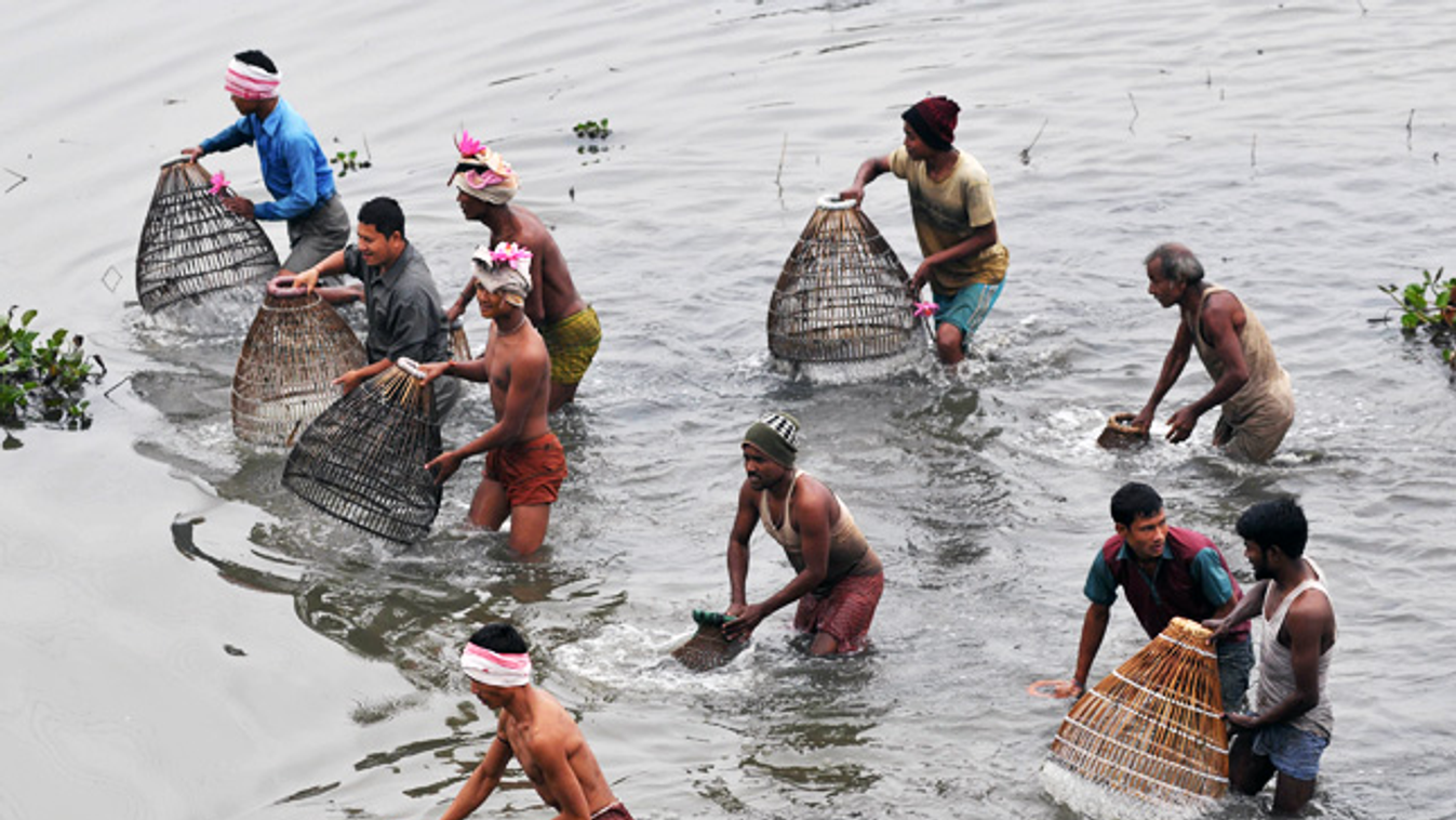 a magyar kormány megállapodást kötött indiával és kínával hogy segítünk a pontytenyésztésben, a képen indiai halászok