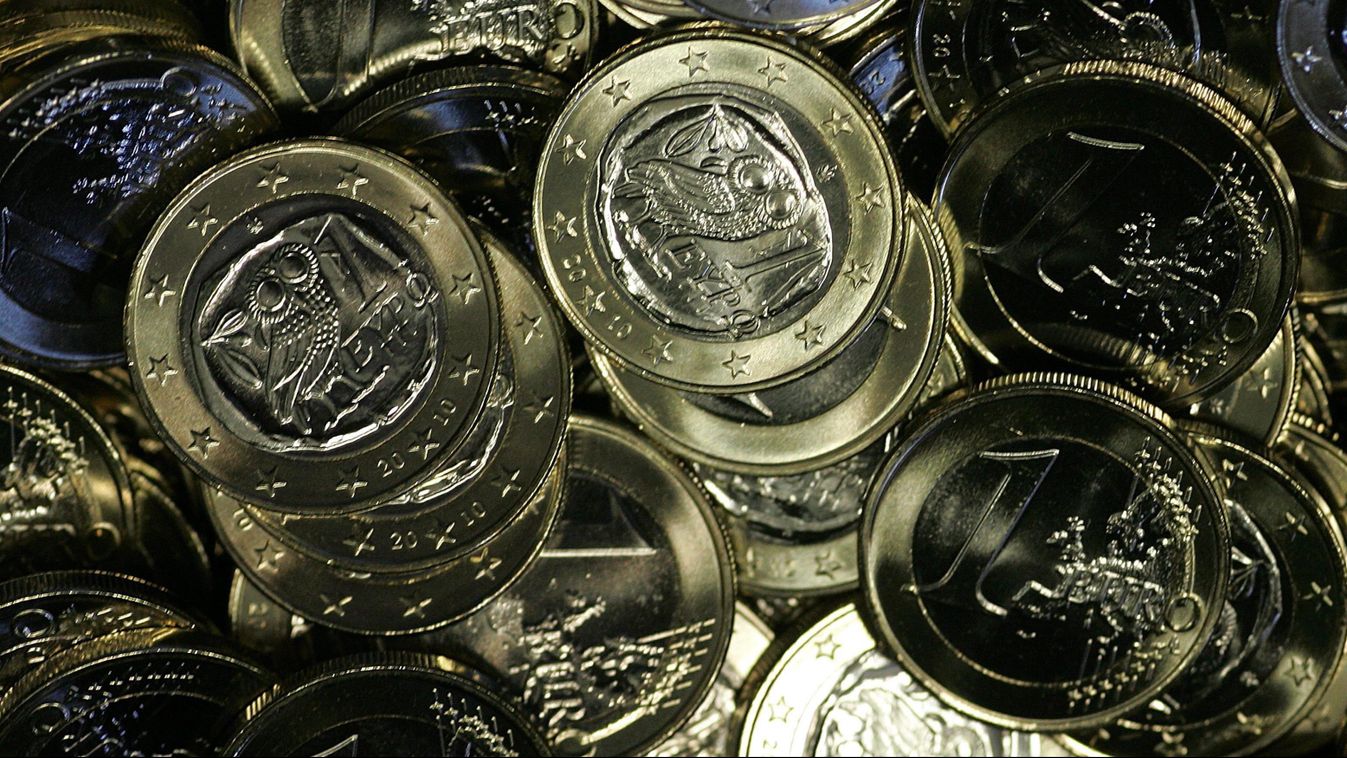 euró pénzérme Athén, 2010. április 23.
Egyeurós érmék a Görög Nemzeti Pénzverdében 2010. április 23-án. Jeórjiosz Papandreu görög miniszterelnök ezen a napon hivatalosan kérelmezte az EU és az IMF által az ország adósságtörlesztési nehézségeinek megsegíté