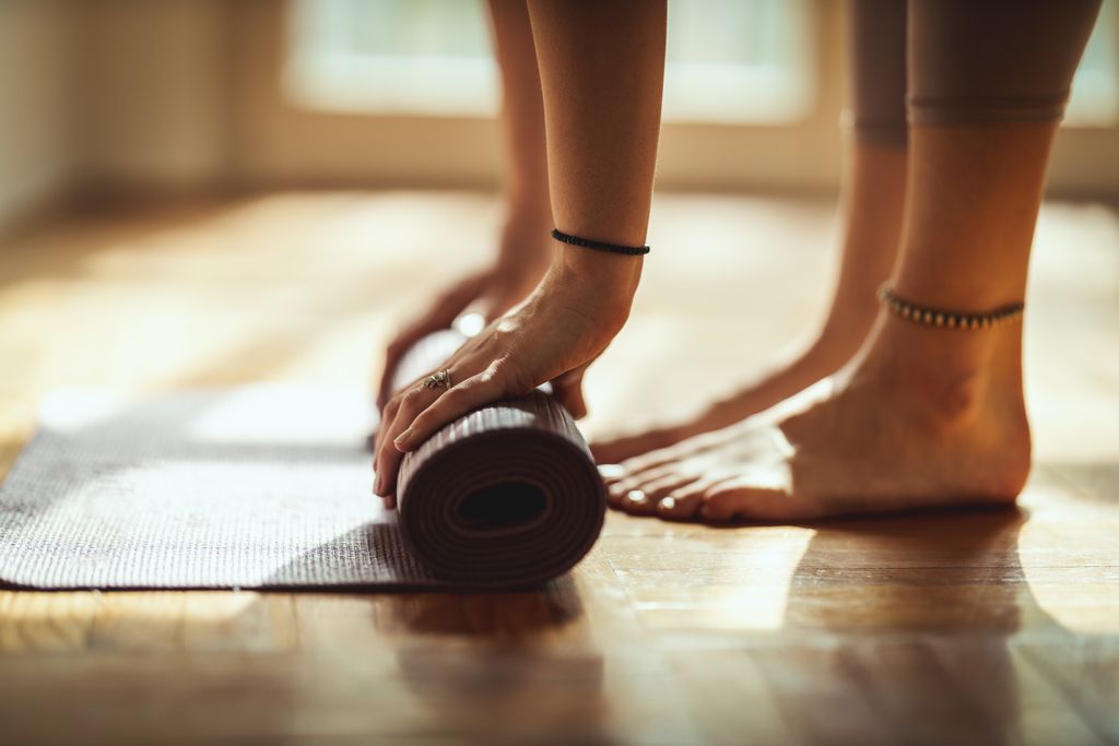 Close up of a womans hands is rolling up exercise mat and preparing to doing yoga. She is exercising on floor mat in morning sunshine at home.
ezek voltak 2020 legjobban értékesíthető termékei jógamatrac 