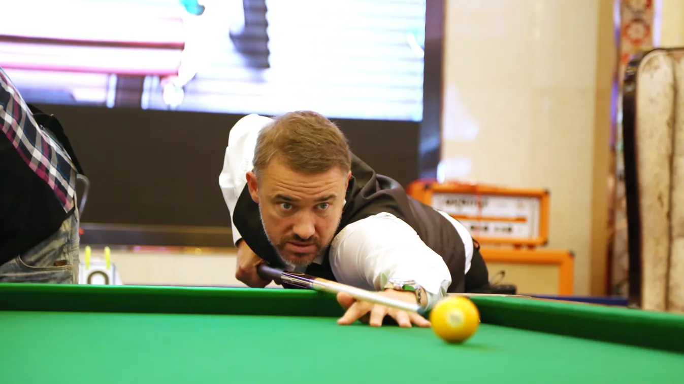 Stephen Hendry fascinates Chinese fans in Jilin China Chinese Jilin Scottish snooker Stephen Hendry 2015 World Billiards Masters Tour SQUARE FORMAT 