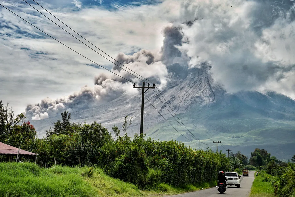 Vulkánkitörés Indonéziában, Sinabung tűzhányó, galéria, 2021 