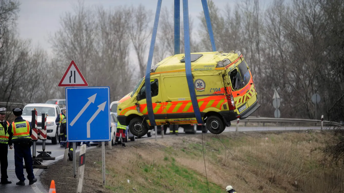 Budapest, 2015. március 30.
Daruval emelnek egy mentőautót, amely árokba sodródott Budapesten, az M5-ös autópálya M51-es autóútra vezető lehajtósávjánál 2015. március 30-án. A balesetben ketten megsérültek.
MTI Fotó: Mihádák Zoltán 