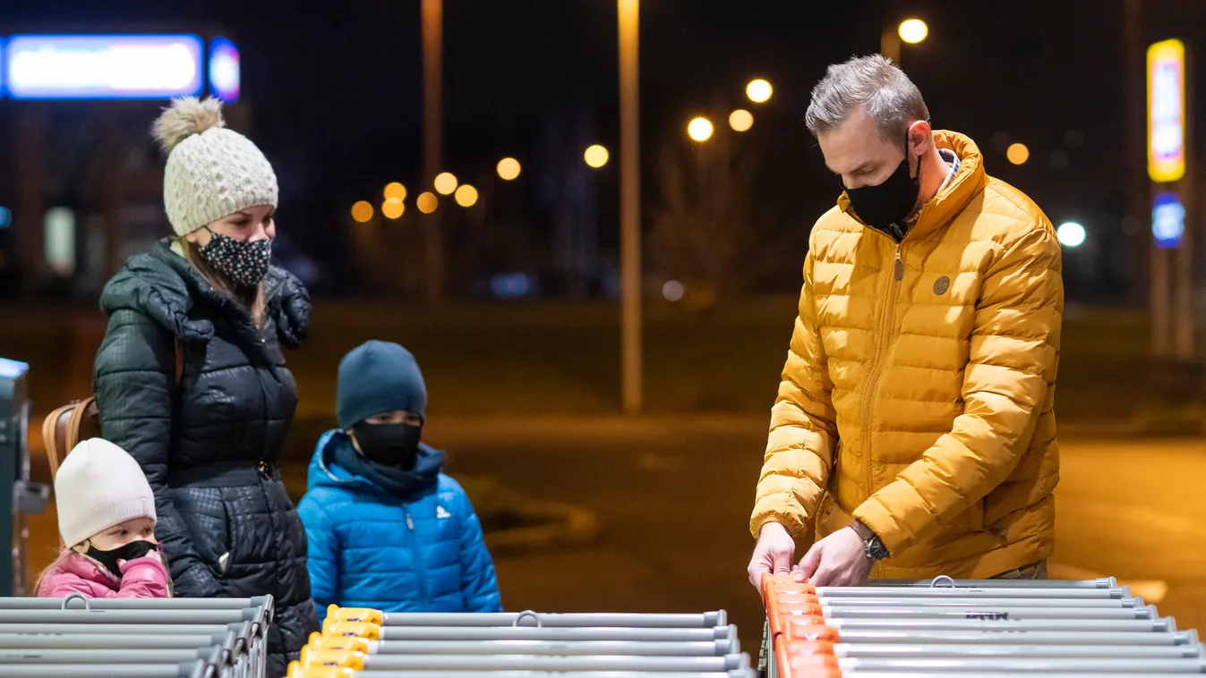 koronavírus Magyarország Nyíregyháza anya anya gyermekével apa apa gyermekével bevásárlókocsi Covid 19 egészségmegőrzés Ekislány koronavírus koronavírus-járvány óvintézkedés ÖLTÖZÉK KIEGÉSZÍTŐ szájmaszk SZEMÉLY TÁRGY vásárló vásár 