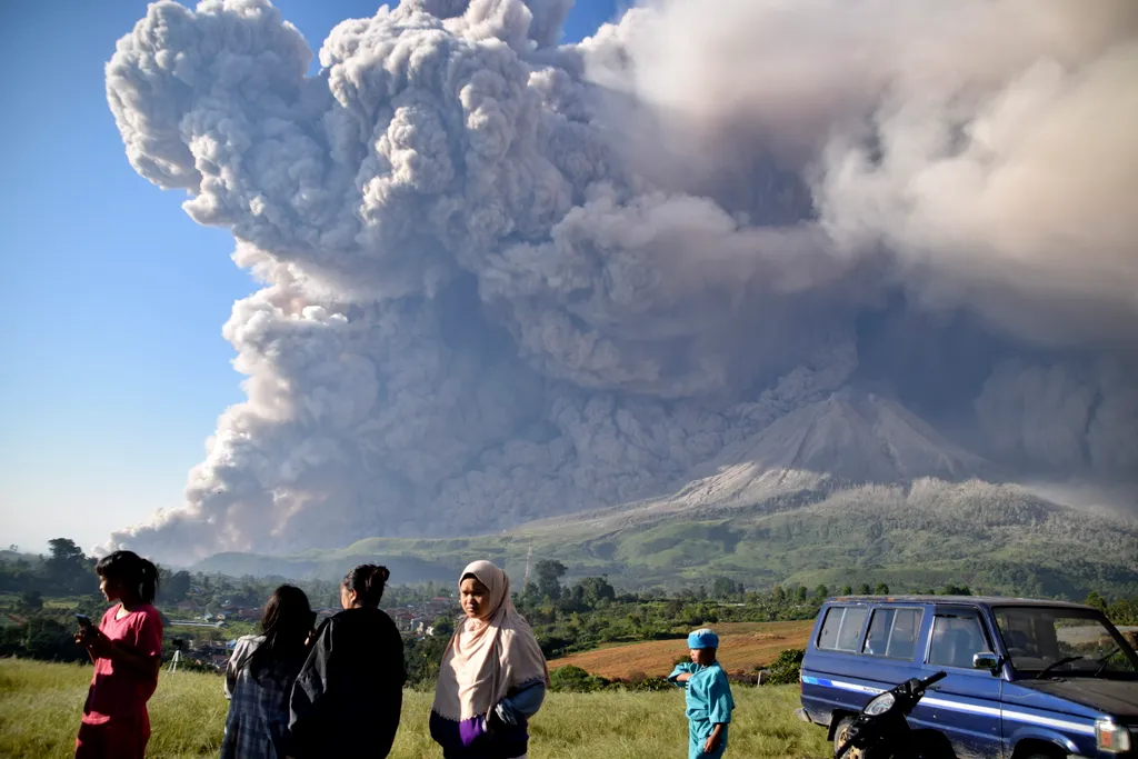 Vulkánkitörés Indonéziában, Sinabung tűzhányó, galéria, 2021 