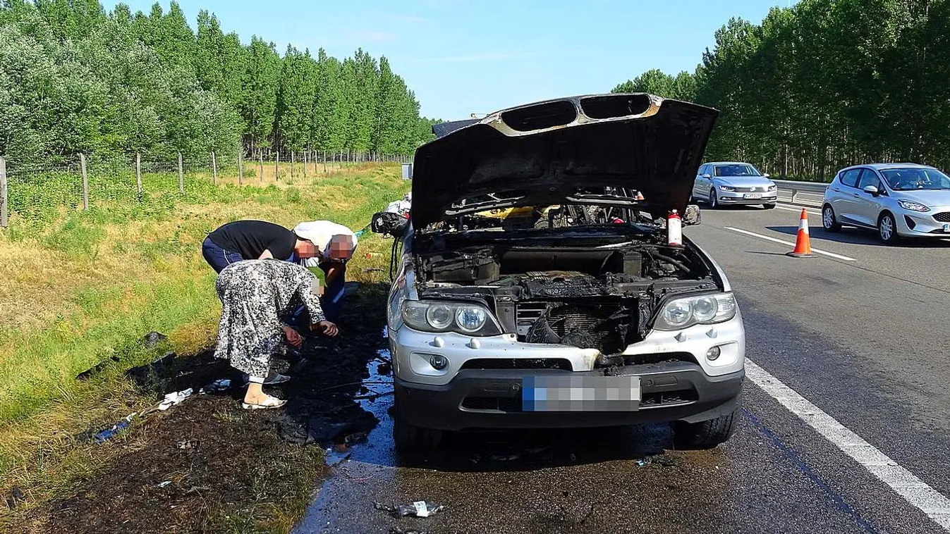 A kigyulladt autó az M5-ösön. 