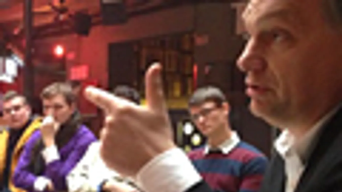 Orbán Viktor diákokkal beszélgetett az Ötkert nevű belvárosi szórakozóhelyen