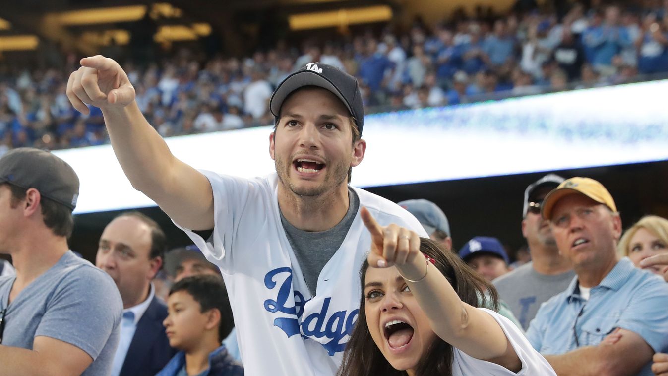 Ashton Kutcher és Mila Kunis a Lo Angeles Dodgers nevű baseball-csapat meccsén 2016. október 19-én 