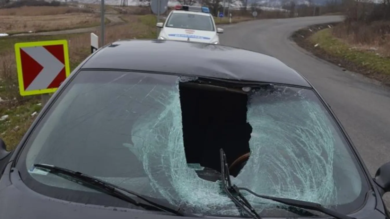 Egy kanyarodó kamion tetejéről lezuhanó jégdarab törte össze egy autó szélvédőjét és sebesítette meg annak sofőrjét. A baleset az Ózd és Sajópüspöki közötti útszakaszon történt. 