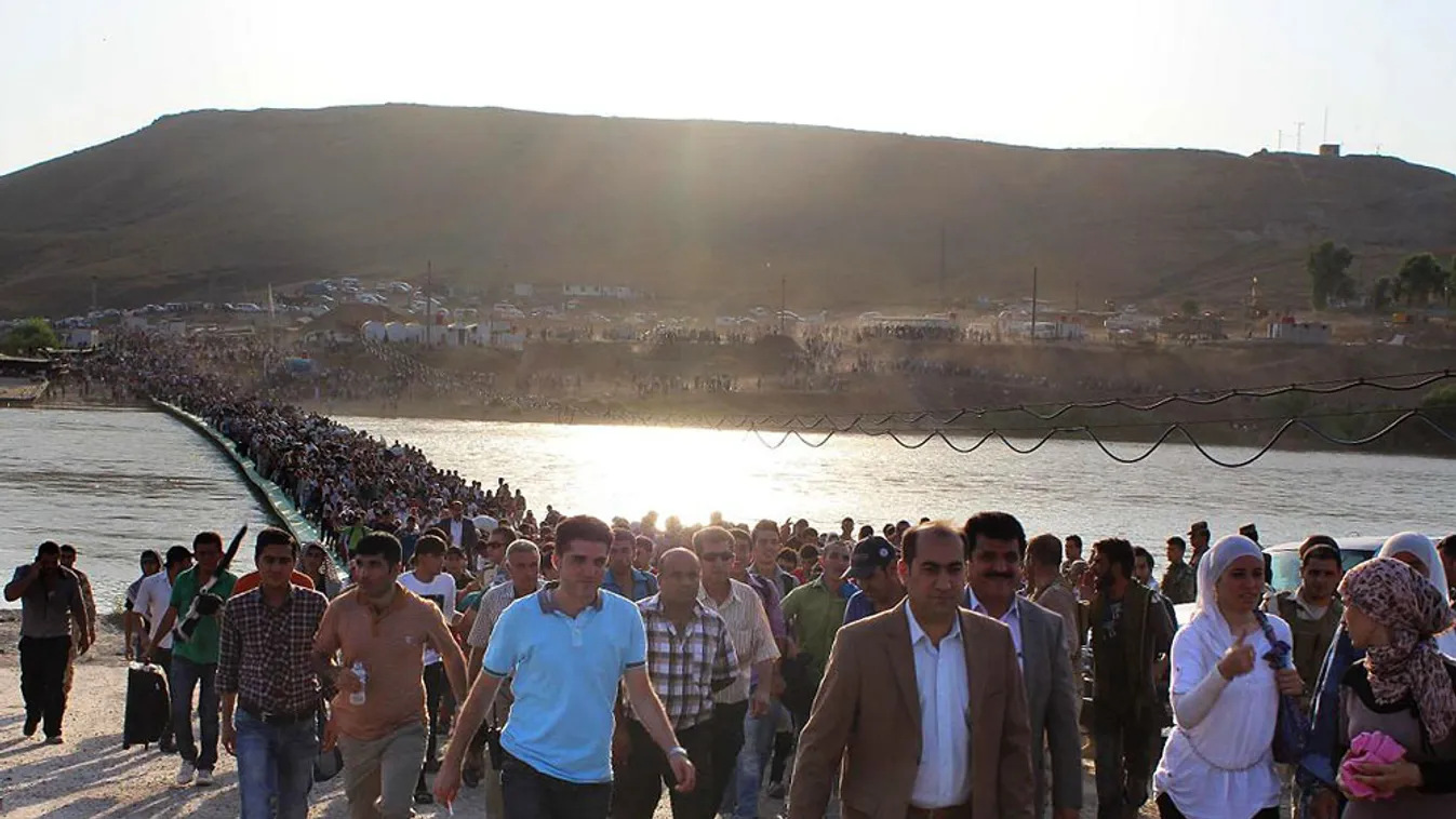 Több ezer menekült kel át Irakba egy pontonhídon 2013. augusztus 15-én. Szíria északkeleti részéből augusztus közepén több mint tízezer kurd menekült el helyi kurdok és az iszlamista lázadók konfliktusa elől. 
