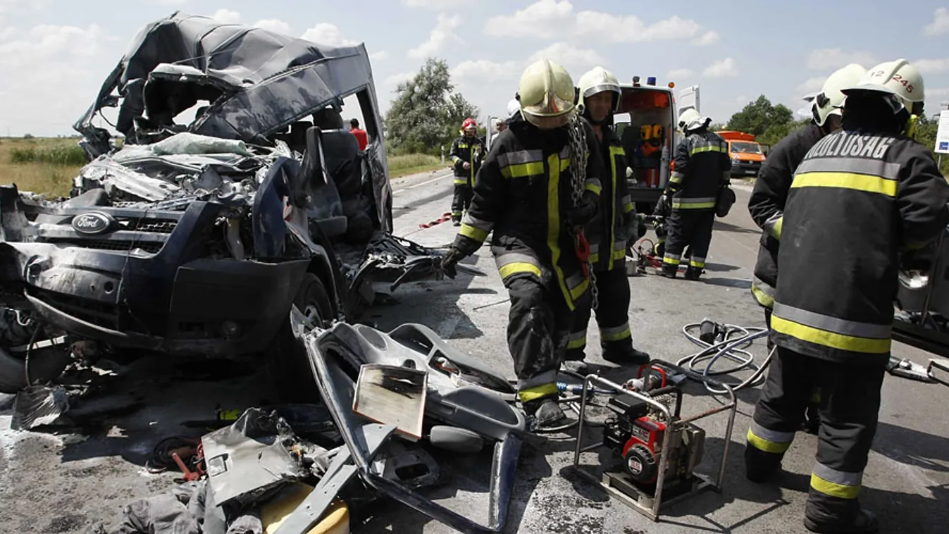 halálos közlekedési baleset, Tűzoltók dolgoznak egy összeroncsolódott, részben kiégett mikrobusz mellett a 4-es számú főút Kisújszállást elkerülő szakaszán, Karcag határában