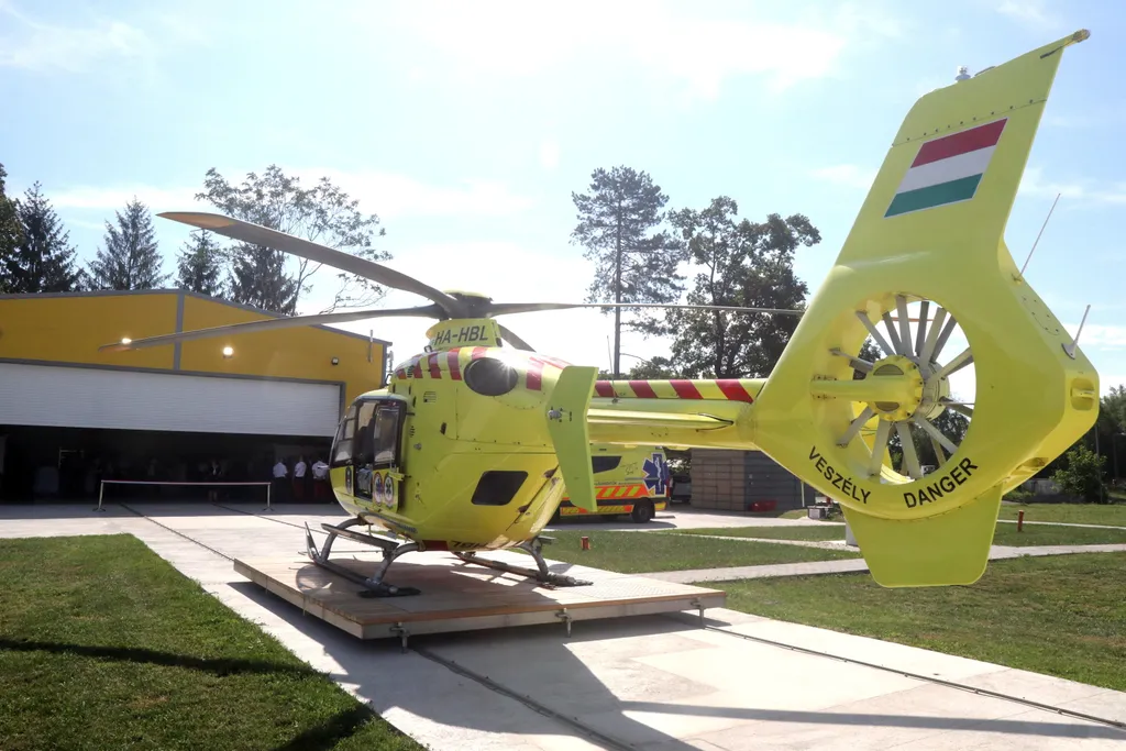 Átadták a közel 700 millió forintos költségvetési forrásból épült új mentőhelikopter-bázist kedden Miskolcon 