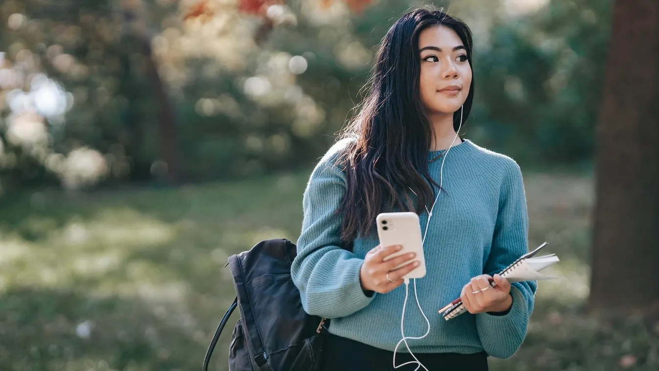 mobilozás okostelefon természet park zenehallgatás diák hallgató smartphone music 