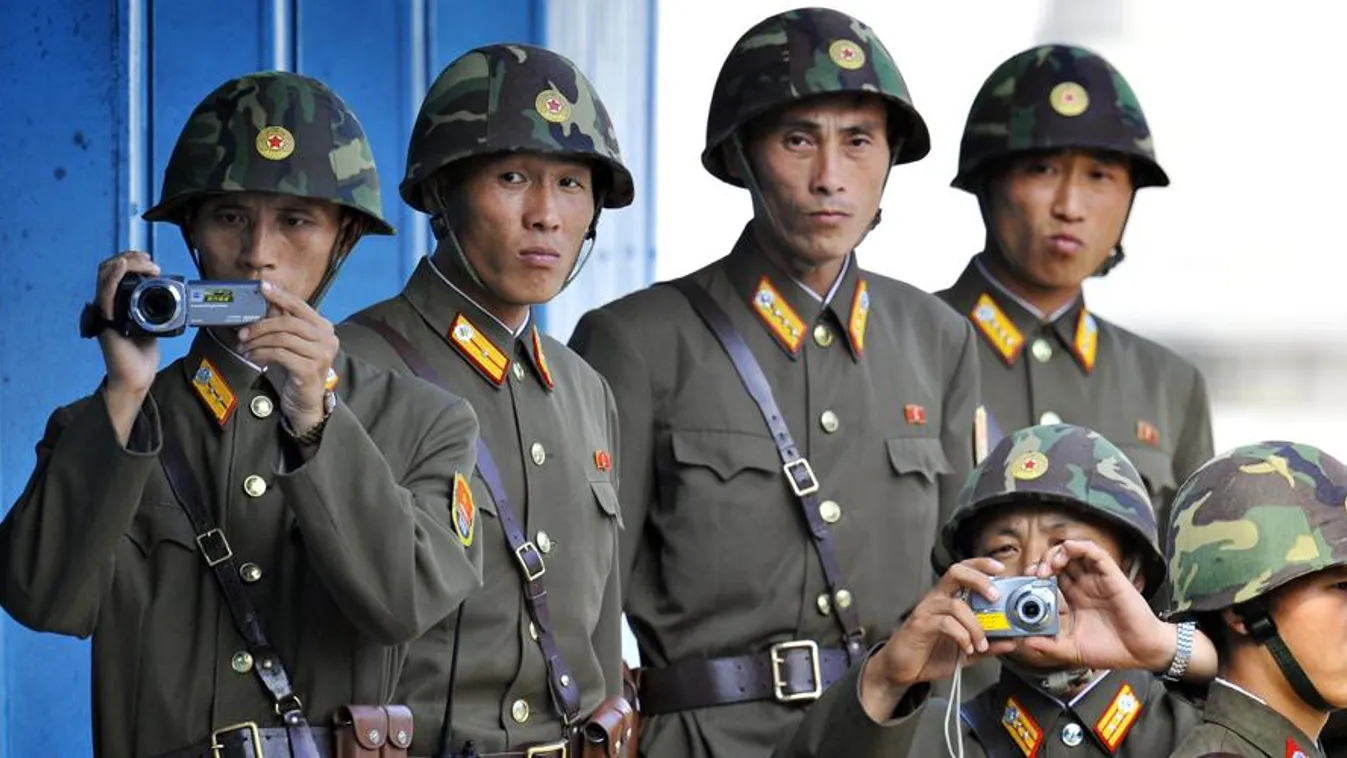 HORIZONTAL North Korean soldiers look and film footage and take picture of the South side of the Demilitarized Zone (DMZ) while Colombian President Juan Manuel Santos visits Tűzszünet Galéria 