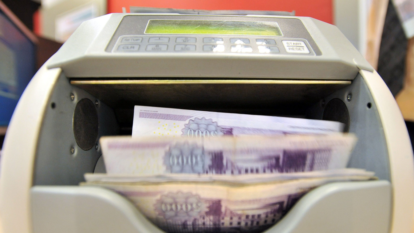 .
Egy bankjegyszámláló gép ötezer forintos bankjegyeket számol az FHB Bank XIII. kerületi Váci úti bankfiókjában.
MTI Fotó: Máthé Zoltán 