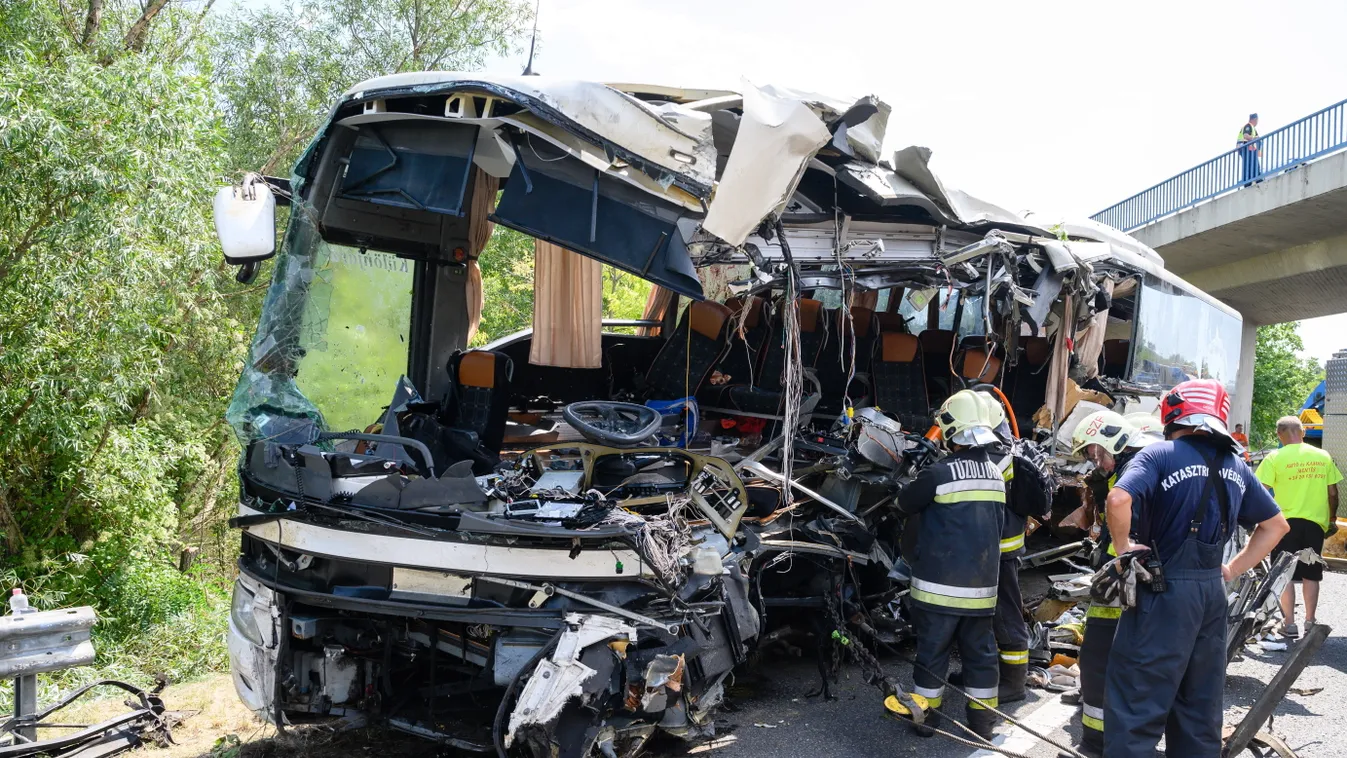 busz, baleset, M7, autópálya, sérült, halott, Felborult egy busz az M7-esen, nyolc ember meghalt, autóbusz az M7-es autópálya Szabadbattyán A buszon Horvátországban nyaraló magyar turisták utaztak. 