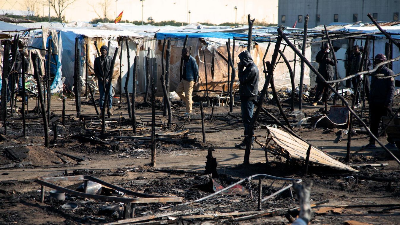 San Ferdinando, 2019. február 16.
Afrikai bevándorlók leégett sátrak maradványait nézik egy migránstáborban, a dél-olaszországi San Ferdinandóban 2019. február 16-án, miután tűz ütött ki az átmeneti szálláson. A tűzesetben egy Moussa Ba nevű 29 éves szene