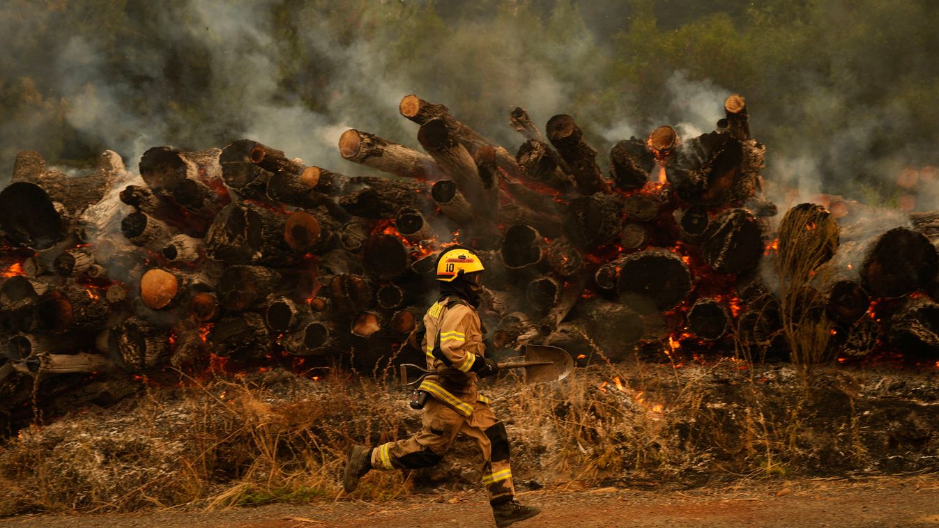 Santa Juana, 2023. február 7.
Erdőtűz pusztít a chilei Santa Juanában 2023. február 6-án. A Chile déli és középső részén terjedő erdőtüzek miatt evakuálásra és szükségállapot kihirdetésére van szükség egyes régiókban.
MTI/AP/Matias Delacroix 