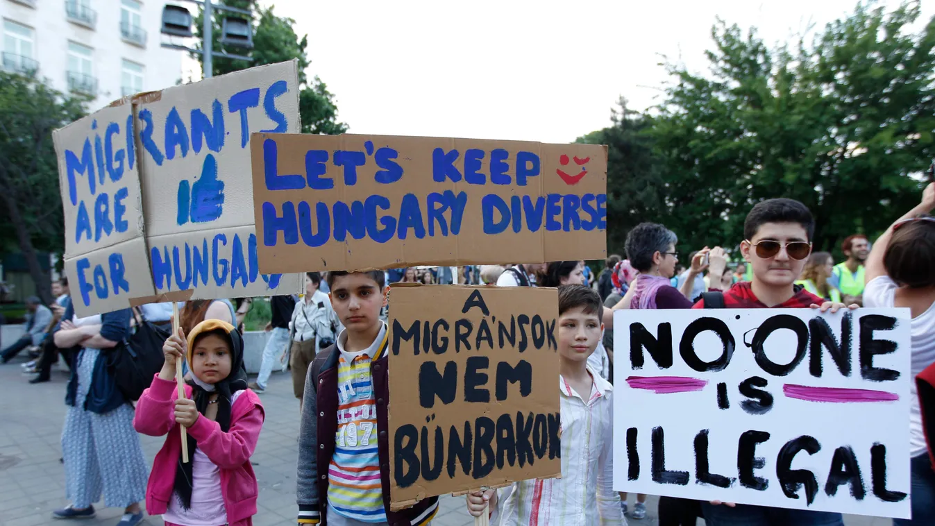 Budapest, 2015. május 19.
Bevándorló vagyok mottóval demonstráció a nemzeti konzultáció ellen a Migráns Szolidaritás (MigSzol) Csoport szervezésében Budapesten, a Deák Ferenc téren 2015. május 19-én. A táblák szövege: A bevándorlók Magyarországért vannak,