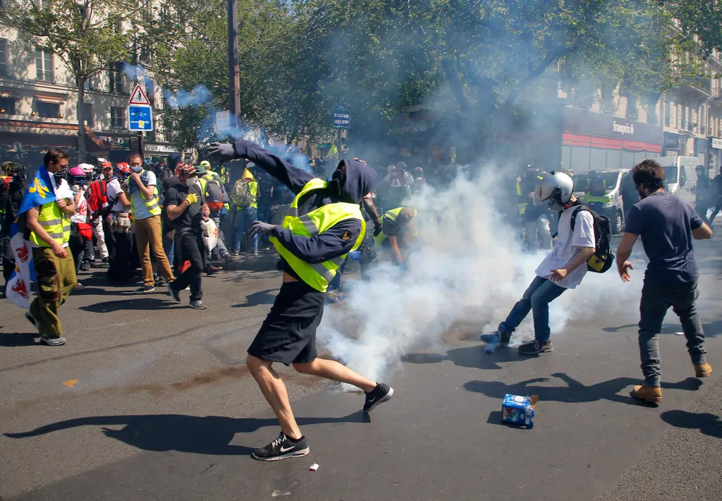 Párizs, 2019. április 20.
A francia kormány szociális és adópolitikája ellen tiltakozó sárgamellényesek párizsi tüntetése 2019. április 20-án. Ez a huszonharmadik egymás utáni szombat, amikor a sárgamellényesek utcára vonulnak Franciaországban.
MTI/EPA/Ju