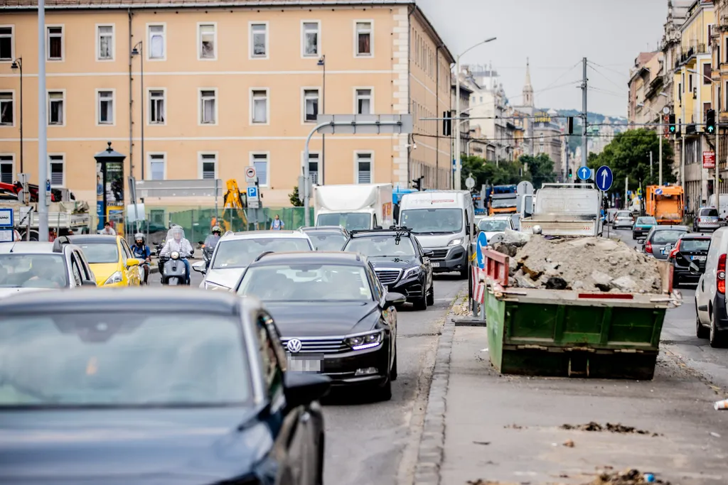 2021.07.12. Budapest, Blaha Lujza tér, dugó, közlekedés, építkezés, autó, BKV, busz, fennakadás, munkagép, torlódás 