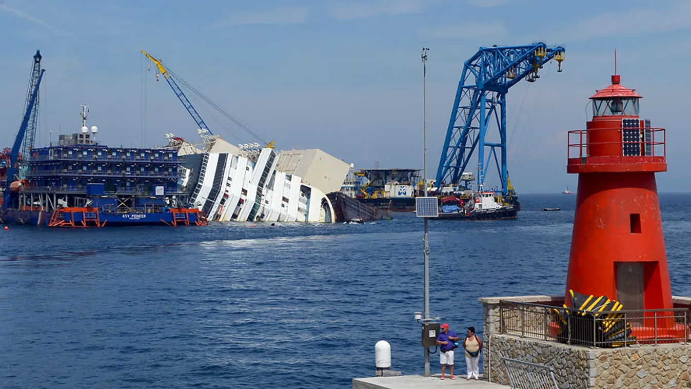 a zátonyra futott Costa Concordia óceánjáró luxushajó az olaszországi Giglio szigetnél