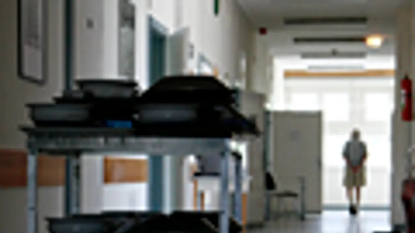 kórházreform, területi ellátási kötelezettség, beteg sétál a Kútvölgyi kórház folyosóján 