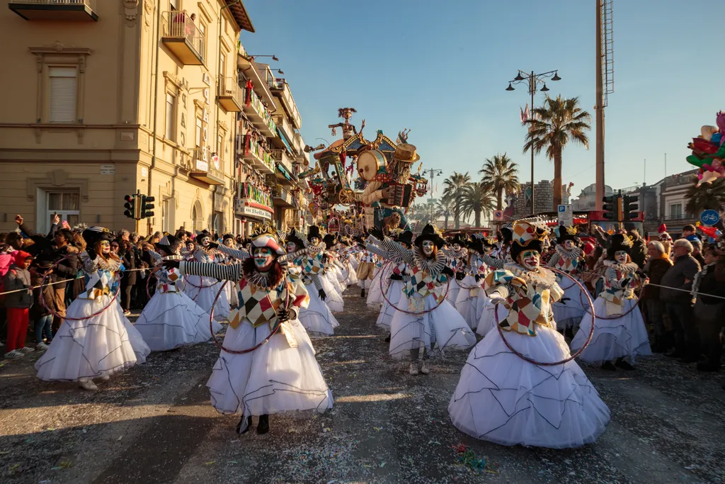 VIAREGGIO, karnevál, felvonulás, Olaszország, 150 éves hagyomány, 2023. 02. 07., február 4-től 25-ig 