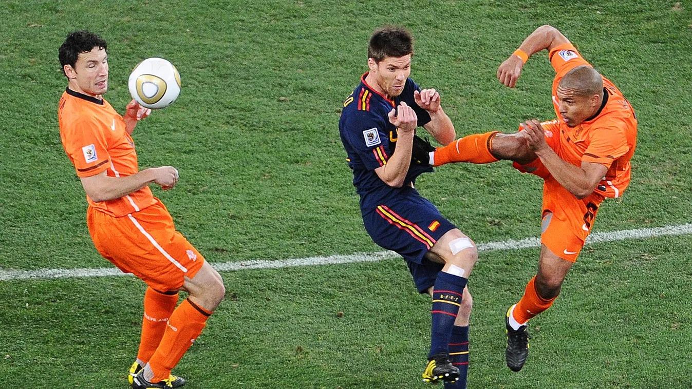 Nigel de Jong, a hollandok játékosa mellbe rúgta Xabi Alonsót, a spanyolok középpályását 