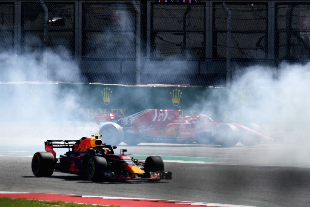 Forma-1, USA Nagydíj, Sebastian Vettel, füst, megpördülés, Daniel Ricciardo, Red Bull 