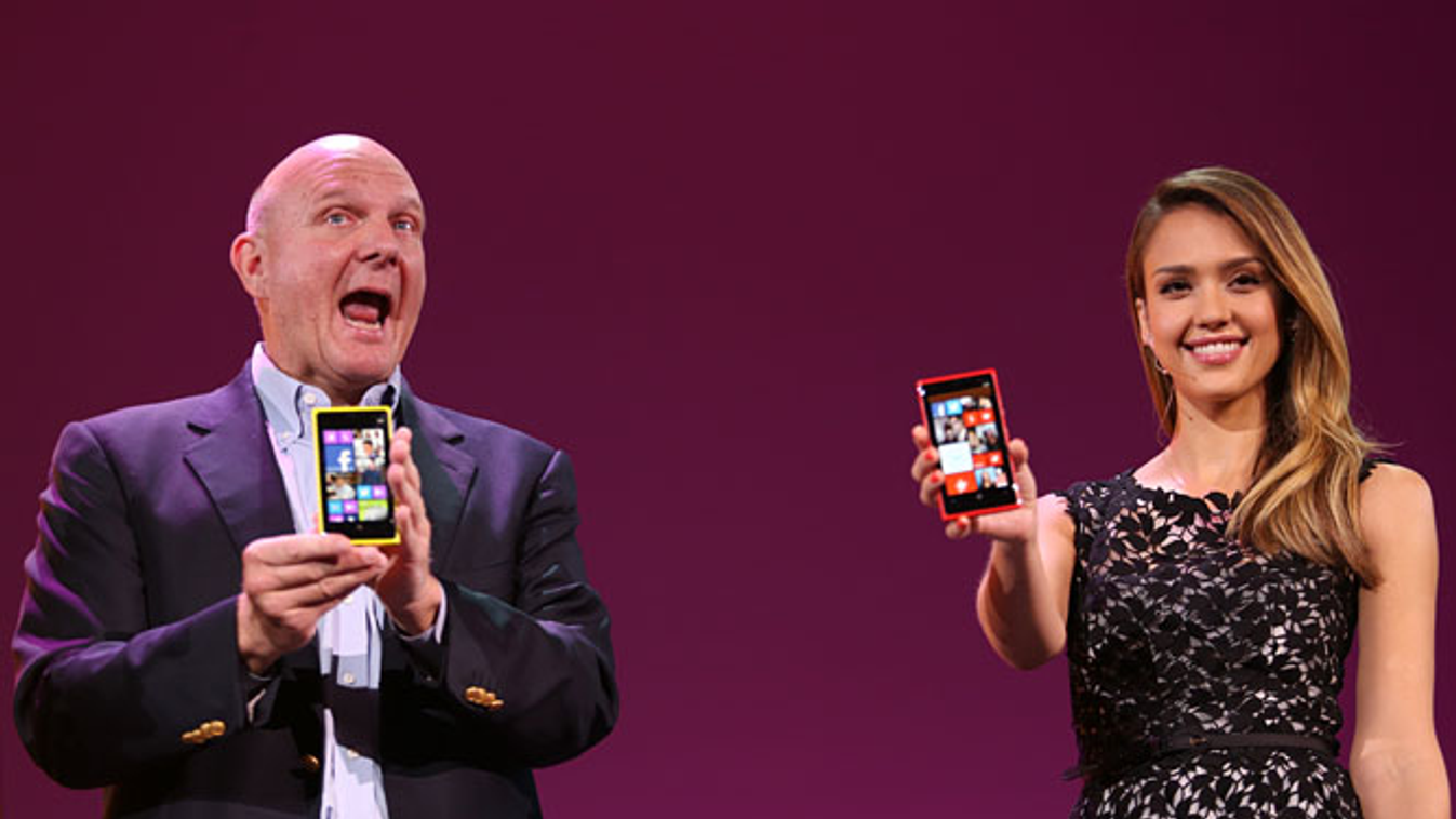 Steve Ballmer a Microsoft távozó igazgatója, Jessica Albával a Windows Phone 8 bemutatóján 