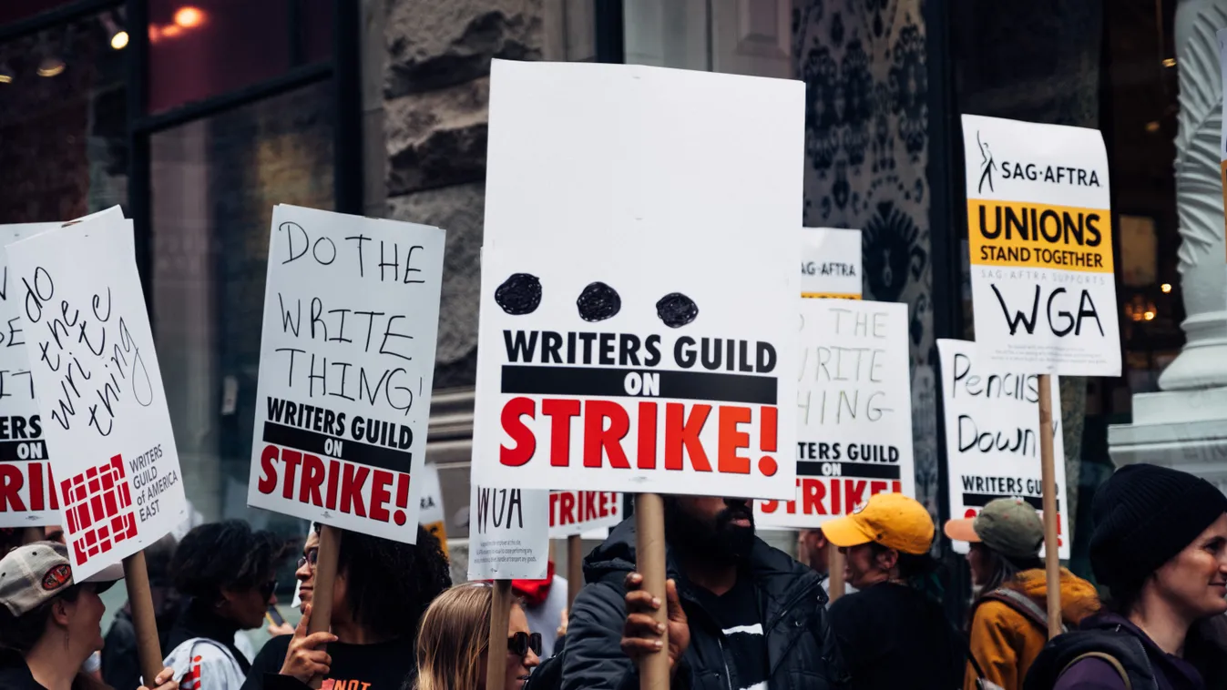 USA - WRITERS PROTEST IN NYC etats unis greve des scenaristes manifestation netflix new york pancarte protest sag aftra scenaristes streaming syndicat tv united states usa warner wga writers guild writers strike Horizontal FILM PICKET LINE BOARD UNION 