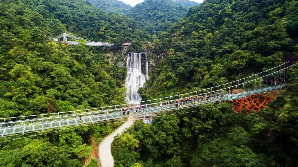 Üvegpadlós kilátó, Kína, Kulunghszia, Csingjüan

Yun Tian Bo Ba, Gulongxia  Guangdong Qingyuan Qingxin glass platform glass platform 