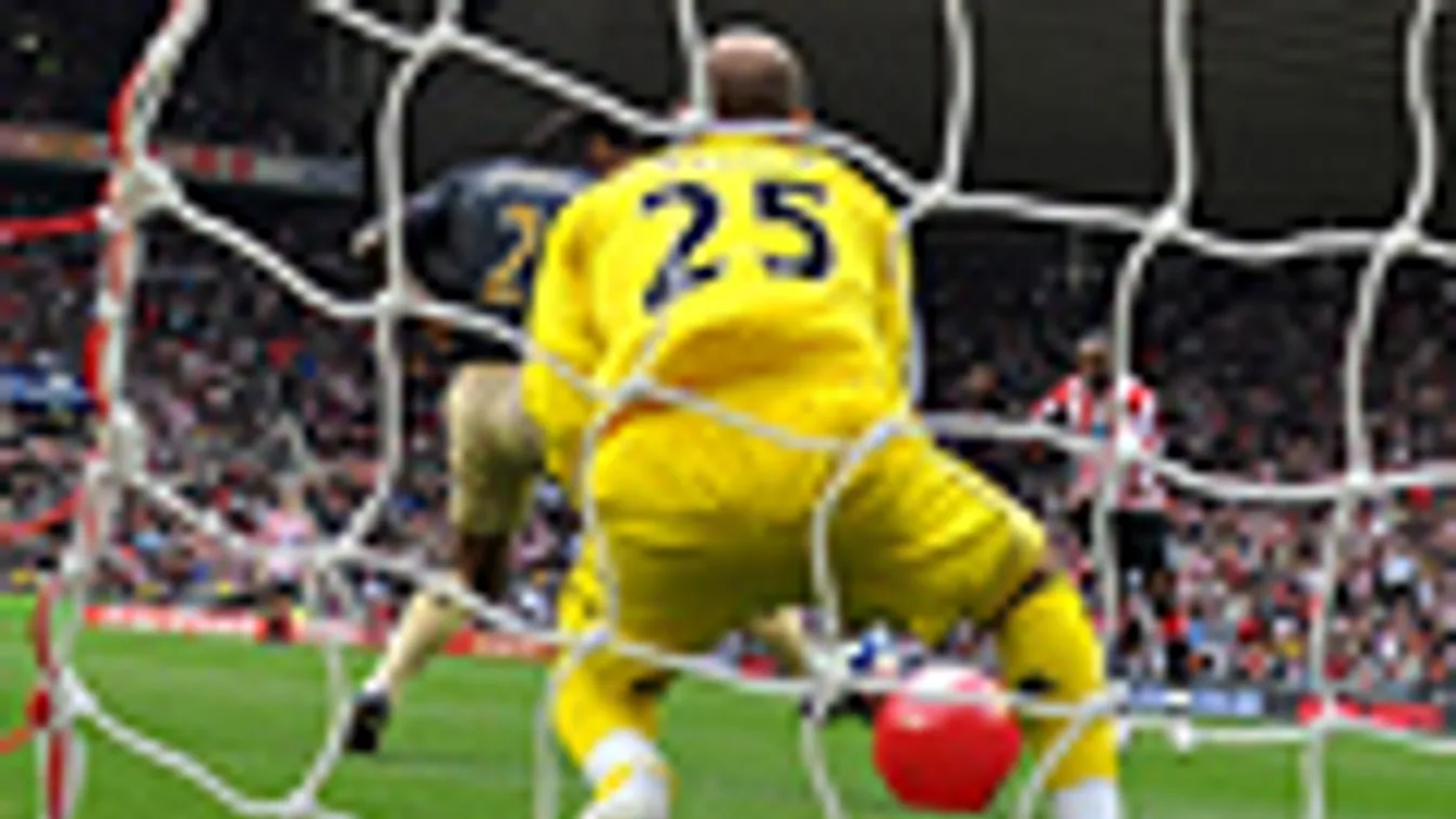 Darren Bent nevű focista a Sunderland-Liverpool meccsen egy strandlabda segítségével lőtt gólt