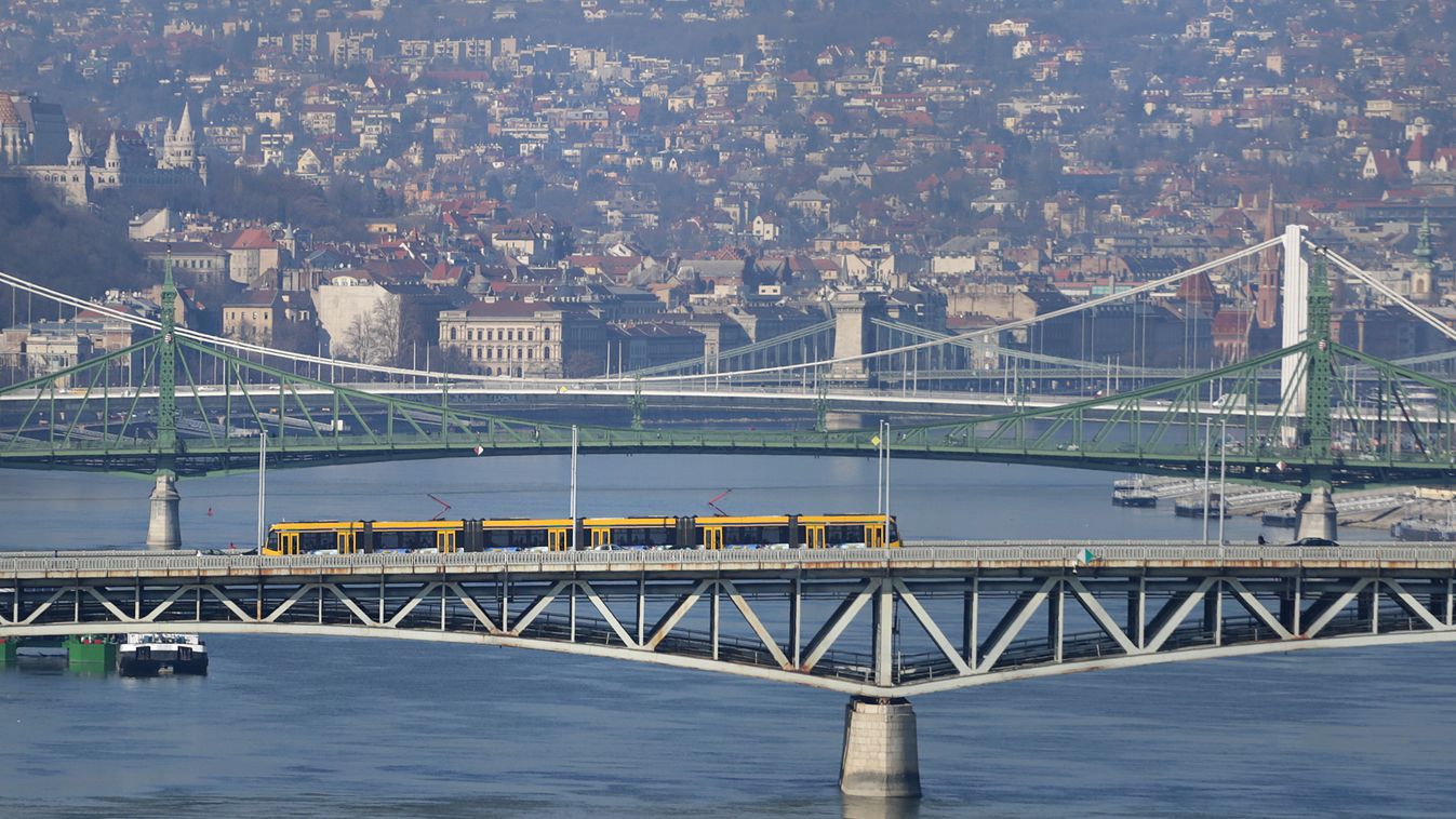 Látkép a MÜPA tetejéről - 4-6-os Combino villamos a Petőfi hídon 2015 február 15-én 