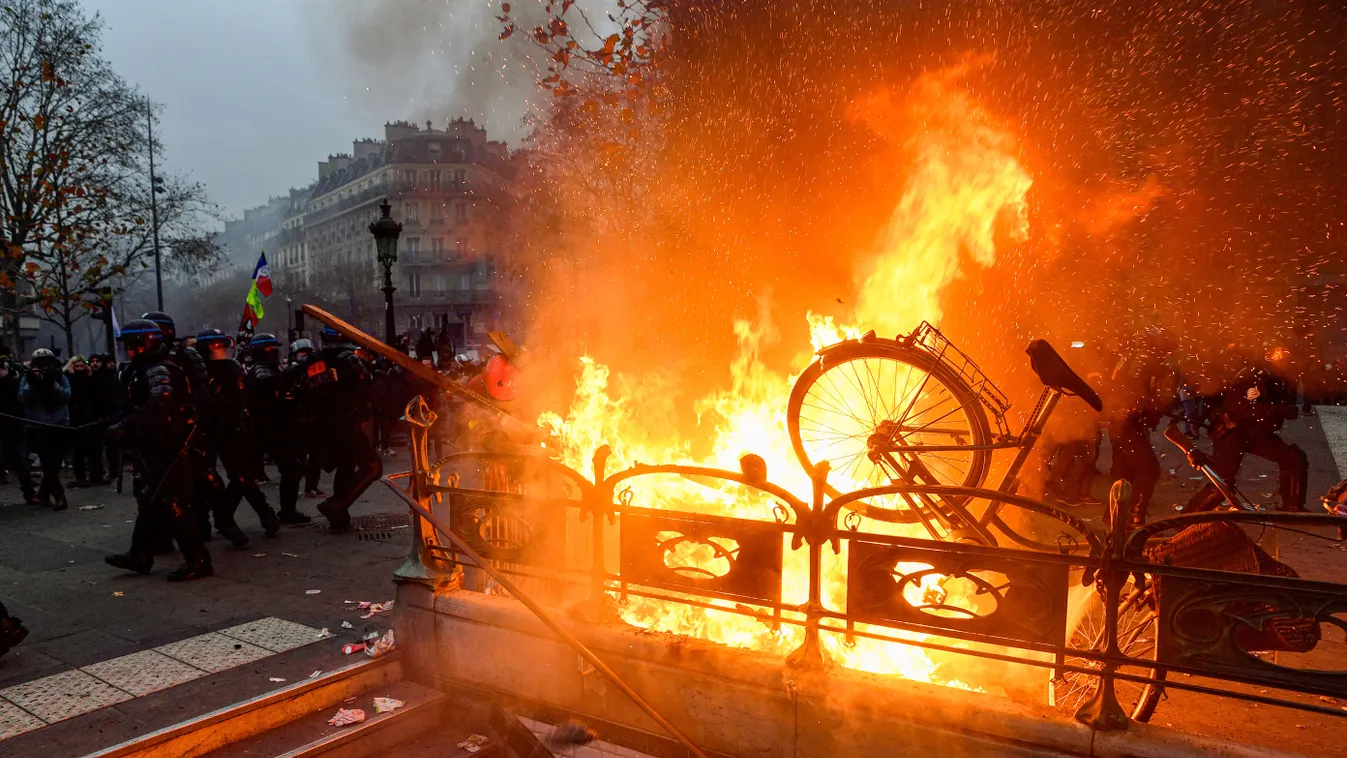 Protests Against Pension Reforms in Paris VIOLENCE ECONOMY France crisis protest protestor transportation photography police force Paris - France large Business Finance and Industry Finance and Economy Employment and Labor Strike - Protest Action 