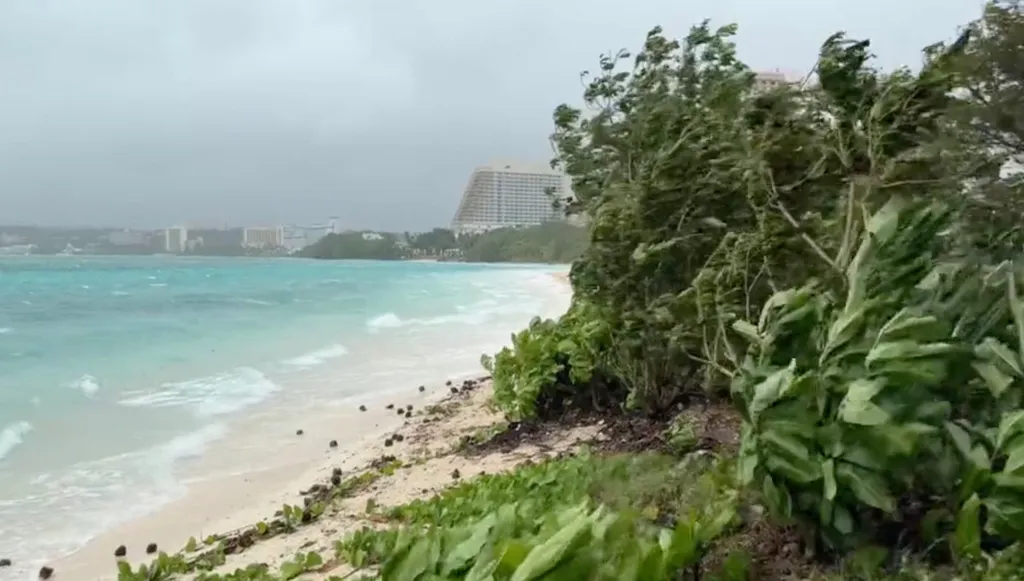 tájfun Tumon öböl Egyesült Államok Guam  Le typhon Mawar fonce sur l'île américaine de Guam dans le Pacifique Horizontal 