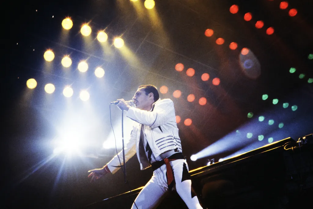 Freddie Mercury, aukció, emléktárgy, árverezés, személyes tárgyak, használati tárgyak, zongora, telefon, fésű, 2023. 09. 6-11., London, anglia 