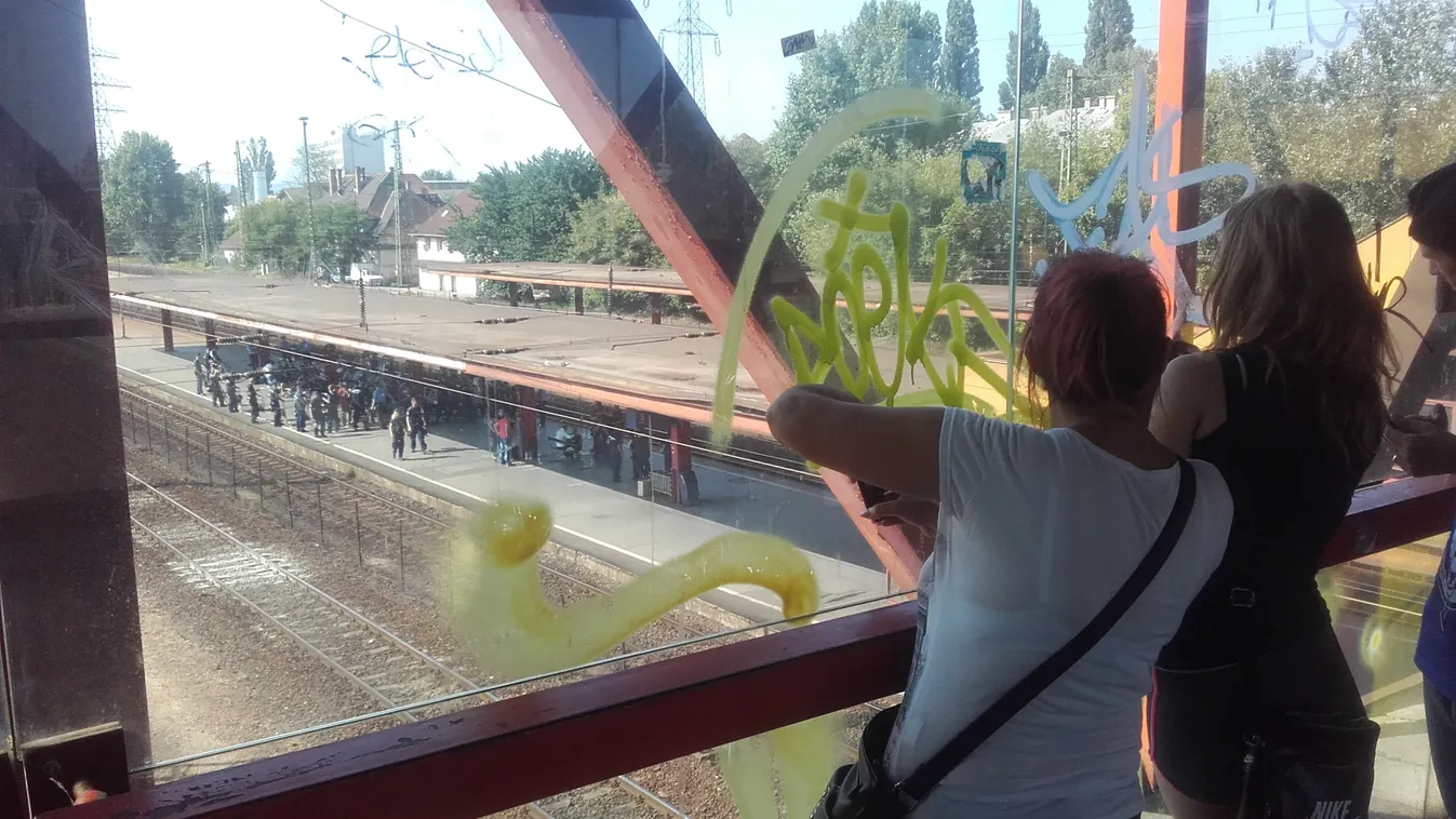 Kőbánya-Kispest vasútállomás, bevándorló, utasok hídról fotóznak 