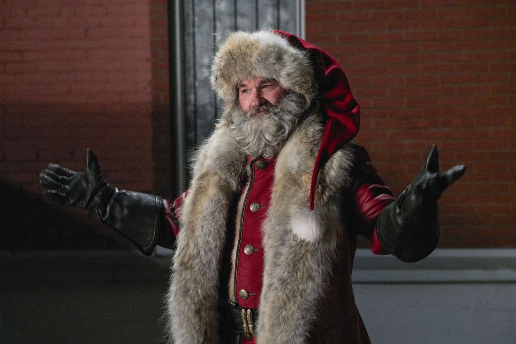 The Christmas Chronicles Cinema movie film still movie still publicity still production still american 2010s red coat fur collar Horizontal FILM CHRISTMAS SANTA CLAUS MAN BEARD MOUSTACHE GLOVES HAT 