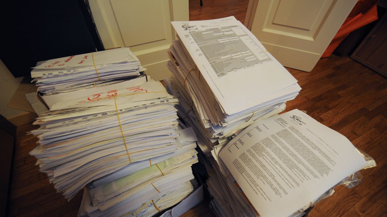 irodai dokumentummenedzsment, szervezés, Tax documents are displayed in the office of an accountant in Naples on October 22, 2012.  AFP PHOTO / MARIO LAPORTA 
