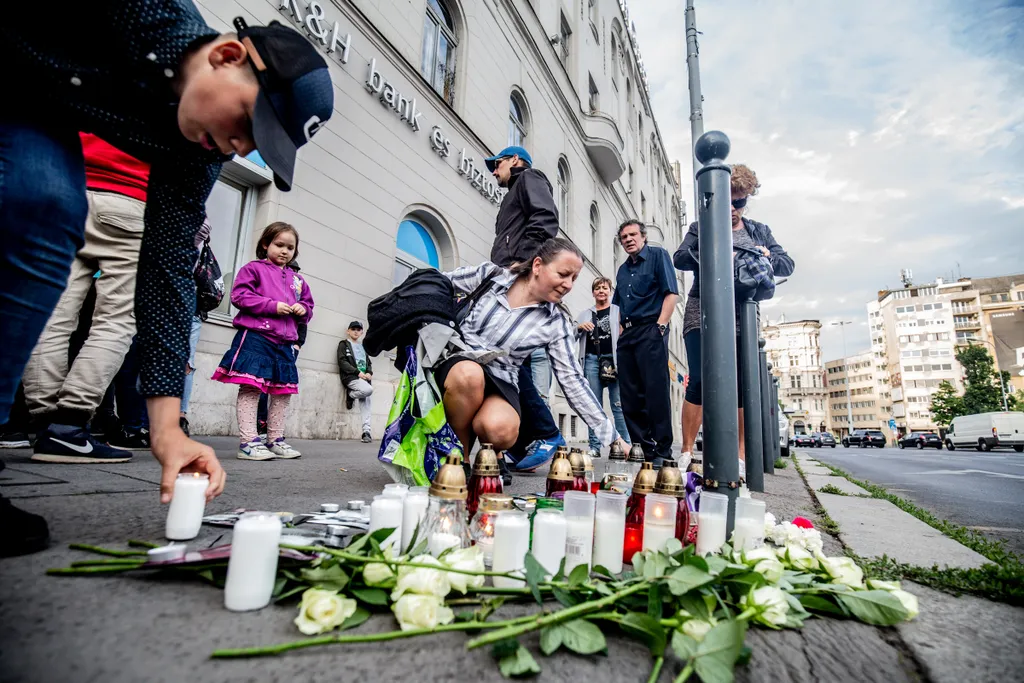 Gyászolók a Deák téri kettős gyilkosság helyszínén Budapest 