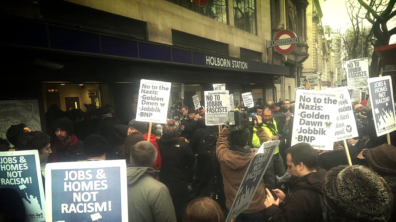 Szélsőjobb ellenes tüntetés Londonban, ahol Vona Gábor a Jobbik elnöke vesz részt egy előadáson 