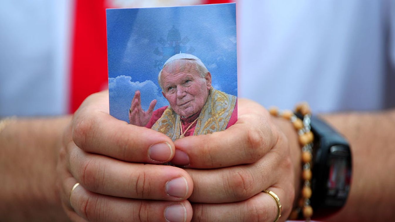 Szenté avatják II. János Pál pápát, egy hívő szorongatja képét a Szent Péter téren boldoggá avatása idején